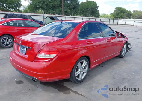 2010 Mercedes-Benz C 300 Luxury/Sport z USA, uszkodzony, nr VIN WDDGF5EB1AF431858